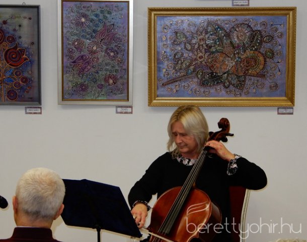 Fellobant az első gyertya lángja 16